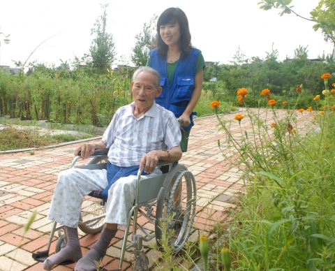 월 12일 '삼성전자 차세대 유통 경영자 양성과정' 교육생들이 안산 시립 요양원을 찾아 요양원 청소부터 요양원 입원 환자들의 점심을 직접 준비하는 등 뜻 깊은 봉사 시간을 가졌다.