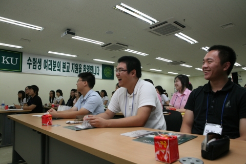 13일 건국대 기숙사 쿨하우스 교육연수원에서 열린 2009학년도 수시1 입학사정관전형II(자기추천)의 1박2일 합숙 심층면접에 참여한 수험생들이 입학사정관의 오리엔테이션을 들으며 활짝 웃고 있다.