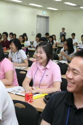 13일 건국대 기숙사 쿨하우스 교육연수원에서 열린 2009학년도 수시1 입학사정관전형II(자기추천)의 1박2일 합숙 심층면접에 참여한 수험생들이 입학사정관의 오리엔테이션을 들으며 활짝 웃고 있다.