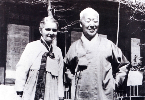이화장 본채에서의 이승만 초대대통령 부처의 모습(1948년 봄)