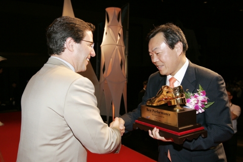 외환은행(銀行長 리처드 웨커)이 19일 신라호텔에서 개최한 『2008년 상반기 성과평가 시상식』에서 서초중앙지점 이정일 지점장이 개인부문 최우수 영업점으로는 선정되어 은행장으로부터 골든슈(Golden shue)를 받고 있다.