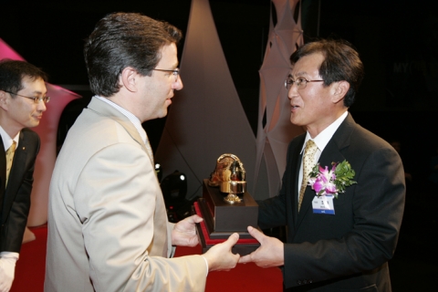 외환은행(銀行長 리처드 웨커)이 19일 신라호텔에서 개최한 『2008년 상반기 성과평가 시상식』에서 녹산공단지점 조강래 지점장이 기업부문 최우수 영업점으로는 선정되어 은행장으로부터 골든슈(Golden shue)를 받고 있다.