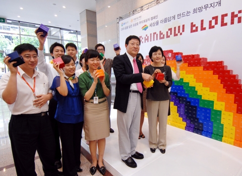 GS홈쇼핑 허태수 사장은 8월20일(수) 서울 문래동 GS강서타워에서 아름다운재단 윤정숙 상임이사와 ‘2008 꿈을 담은 모금함 무지개 상자 공익 캠페인’ 선포식을 가졌다.