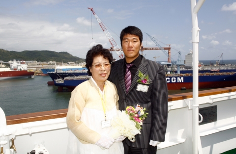 선박 명명자 송춘자 씨(좌)와 현대중공업 문지환 씨(우)