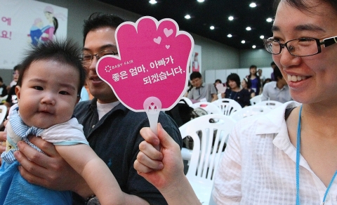 제14회 서울국제 임신출산육아전시회 주최사인 이플러스와 인구보건복지협회가 주최한 &#039;좋은 엄마아빠되기 5계명 서약식&#039;에서  행복하고 건전한 가족 문화 정착을 위해 사랑과 책임을 선서하고 있는 가족의 모습