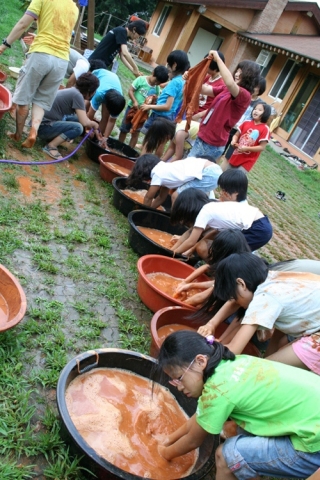 아토피 캠프 참가 어린이들이 천연 황토 염색을 하고 있다.