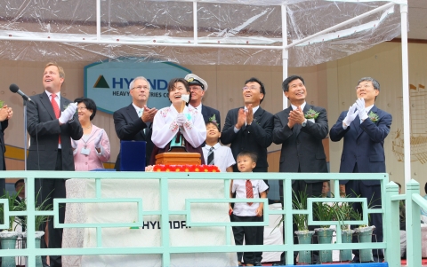 우측부터 현대중공업 이재성 경영지원본부장, 최길선 사장, 오종쇄 노조위원장, 스폰서 박서진 씨.