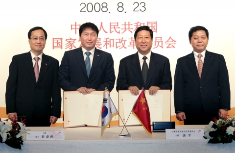 사진은 왼쪽부터 김신배 SK텔레콤 사장, 최태원 SK회장, 장핑 중국국가발전위원회 주임, 쉬종헝 심천시장