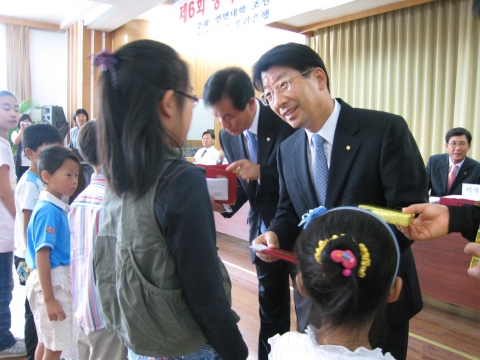 우리은행은 중국 지린(吉林)성 옌지(延吉)시 옌볜(延邊)대학에 학교 발전기금 및 조선족 아동 장학금, 그리고 옌볜(延邊)대학 우수 학생들을 대상으로 한「우리장학회」 장학금으로 미화 3만불을 전달했다고 25일 밝혔다. 김희태 중국법인장이 사라져가는 우리말을 지키기 위해 조선족 어린이들에게 장학금을 전달하고 있다.