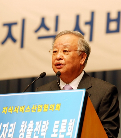 손경식 대한상공회의소 회장이 26일 오후 상의회관에서 개최된 '2008 지식서비스산업 협의회'에서 개회사를 하고 있다.