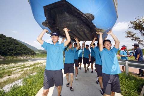 현대중공업 신입사원들이 경남 산청 경호강에서 래프팅을 즐기고 있다.