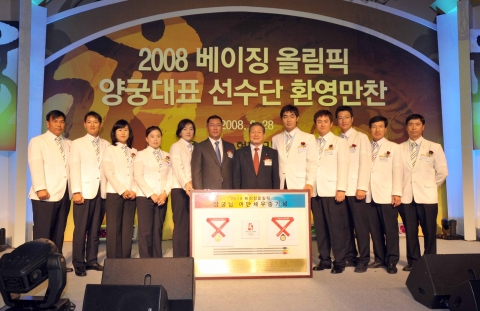 왼쪽부터 문형철 여자대표팀 감독, 구자청 여자대표팀 코치, 주현정 선수, 윤옥희 선수, 박성현 선수, 정의선 대한양궁협회장, 이연택 대한체육회 회장, 임동현 선수, 이창환 선수, 박경모 선수, 장영술 남자대표팀 감독, 전인수 남자대표팀 코치