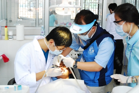 신한은행과  서울대 치과병원 의사들이 캄보디아 주민들에게 구순구개열 수술을 시술하는 모습.