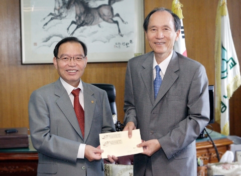 몽고그룹, 경남대와 북한대학원대학교에 장학금 기탁
