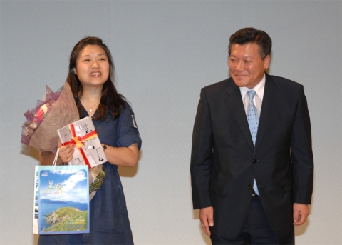 우주인 이소연에게 청마 시그림집 증정