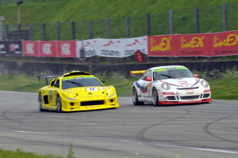 유력한 우승후보인 어울림 레이싱팀의 스피라GT와 이레인레이싱팀 포르쉐 997 GT3
