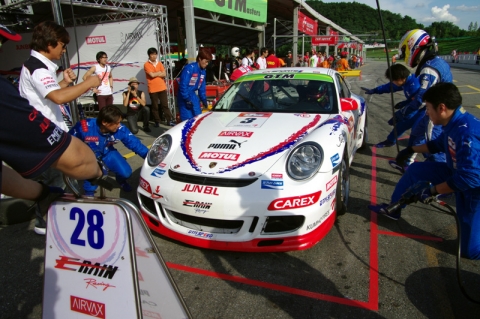 시즌 2승을 거둔 E-rain 레이싱팀의 완벽한 피트 작업 모습