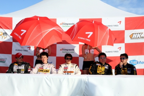 엘리사 챌린지 클래스 입상자들의 공식 기자회견(왼쪽 부터 왕효원-최성익(2위, 레드앤스피드팀), 한치우(1위, 그리핀 레이싱팀), 이종선-최장한(3위, KMSA)선수)