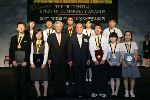 푸르덴셜생명 황우진 사장(가운데 좌) 한국중등교육협의회 최수철 회장(가운데 우)와 함께한 전국중고생자원봉사대회 수상자들