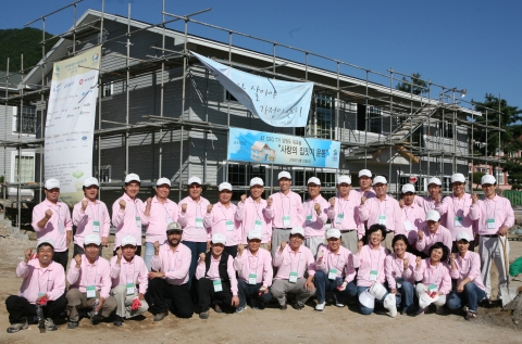 지난 26일 정/재계 주요 인사들이 참여한 서울과학종합대학원 [지속경영을 위한 4T CEO]과정 7기 회원들이 춘천시 신북읍에서 무주택 서민들을 위한 &#039;해비타트 사랑의 집짓기"에 나섰다.