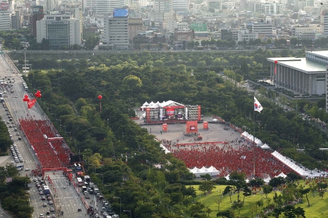 8월 31일 오후 6시, 나이키와 서울시가 공동개최한 나이키+ 휴먼레이스(Nike+ Human Race)의 10K 레이스에 참가한 약 2만여 명이 서울 여의도를 출발해 서강대교와 