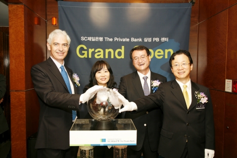PB센터 오픈을 알리는 터치버튼을 누르고 있는 장면. 좌로부터 데이비드 에드워즈 SC제일은행장, 조희선 삼성PB센터장, 김영일 소매금융총괄본부 부행장, 정대용 PB사업본부 상무