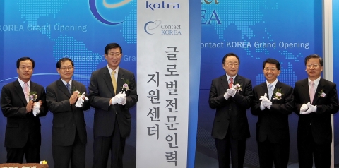 현판 제막식 장면