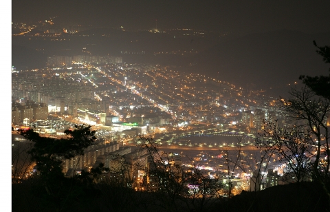 부산근교 김해천문대. 천문대에서 본 김해시내 야경(여행작가 유연태)