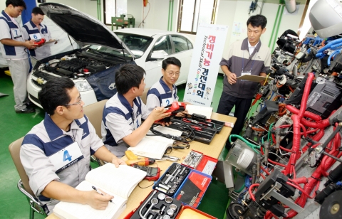 GM DAEWOO는 9월 3일 GM DAEWOO 부천정비연수원에서 자동차 정비분야 최고수를 가리는 제1회 GM DAEWOO 정비기능 경진대회를 개최했다.