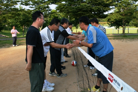 공사와 제조업체간 화합을 다지기 위한 족구경기