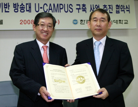 3일(수) KTF 조영주 사장(왼쪽)과 한국방송통신대학교 장시원 총장이 서울 동숭동 소재 한국방송통신대학교 본관 2층 회의실에서 &#039;모바일 러닝&#039; 사업에 대한 상호 양해각서(MOU)를 체결하고 있다.