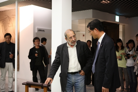LG화학의 건축 전문 전시장 &#039;론첼갤러리&#039; 오픈 행사에 참석한 세계적 건축가 알바로 시자(Alvaro Siza)가 전시 작품을 둘러보고 있다.