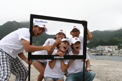 삼성전자 싱크마스터가 브랜드 런칭 20주년을 맞아 전국을 돌며 진행중인 ‘포토프레임’ 이벤트에 참가한 사람들이 울릉도에서 싱크마스터 포토프레임과 함께 포즈를 취하고 있다. 이번 행