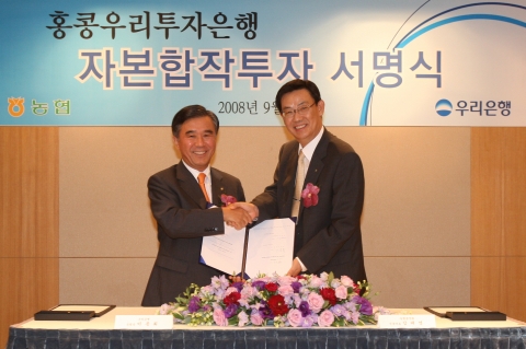 우리은행은 4일 오전 조선호텔에서 이종휘 우리은행장(사진 왼쪽)과 김태영 농협신용대표이사(사진 오른쪽)가 참석한 가운데 농협이 한국계 최초 해외 IB법인인 홍콩우리투자은행에 미화 