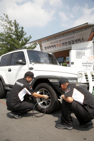 소비자들의 안전한 귀성길을 위해 무료 차량 점검 서비스를 실시하고 있는 한국타이어