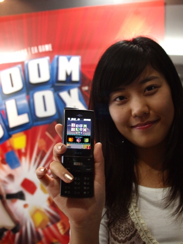 LG텔레콤(대표 정일재 www.lgtelecom.com)이 EA모바일코리아의 두뇌회전 보드게임인 ‘붐 블록스(BOOM BLOX)’를 출시했다