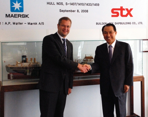 강덕수 STX그룹 회장(사진 오른쪽)은 지난 8일 덴마크 코펜하겐에서 Maersk Tankers사의 CEO인 죄렌 스코우 (Mr. Søren Skou, 사진 왼쪽) 와 총 1조 4천억원 규모 원유 운반선 수주 계약을 체결했다.