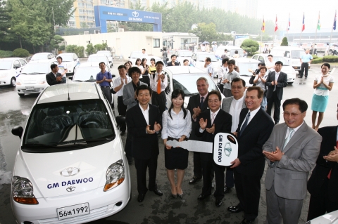 GM DAEWOO는 11일 부평 본사 홍보관에서 전국 사회복지기관 40곳에 차량 1대씩 총 40대를 전달하는 기증식 행사를 가졌다.