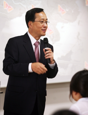 SK텔레콤 김신배 사장이 11일 서울대학교 경영관에서 열린 '한국기업경영' 수업에서 'SK텔레콤의 미래로의 항해'라는 주제로 강의를 하고 있다.