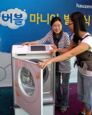 삼성전자가 하우젠 버블 세탁기를 체험할 주부 파워블로거 100명으로 구성된 ‘하우젠 버블 마니아’ 발대식을 19일 강변 CGV에서 개최했다. 발대식에 참가한 주부 블로거들이 성공적