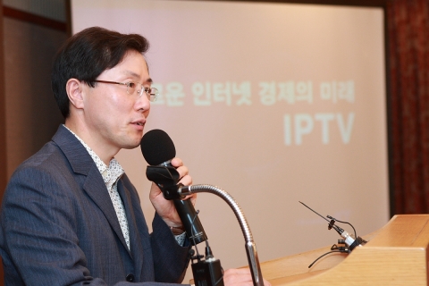 KT는 18일 서울 프레스센터에서 수도권 및 전국 200여 가입자를 대상으로 KBS1과 EBS, 6개 홈쇼핑채널과 캐치온, 스카이HD 등 12개 채널을 포함한 실시간 방식의 IPT
