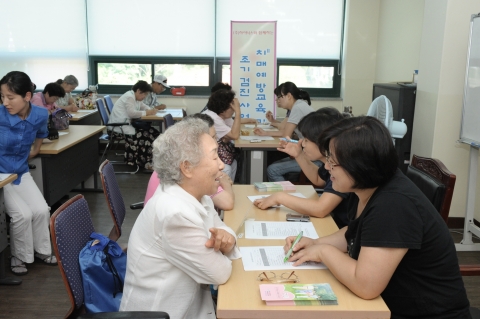 하이닉스가 19일(金), 지역 보건소와 연계해 청주시 노인복지회관에서 좋은기억(Good Memory)을 지켜주기 위한 치매 조기검진을 펼치고 있다