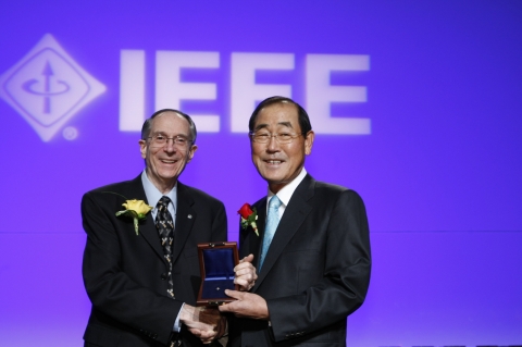 삼성전자 윤종용 상임고문이 국제전기전자기술자협회(IEEE)가 수여하는 '2008년 명예회원(Honorary Membership)'에 
  한국인으로는 처음으로 