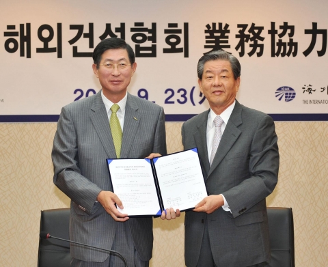 좌 - KOTRA 조환익 사장 우 - 해외건설협회 이용구 회장