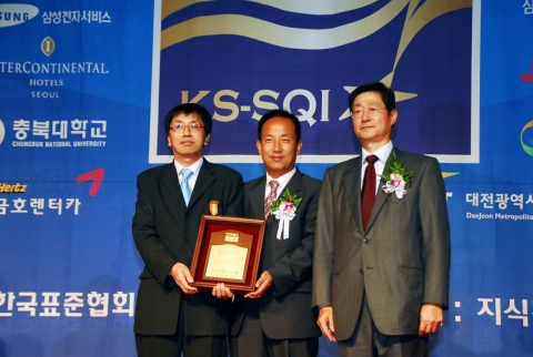 왼쪽부터 ㈜하나투어 홍보실 배성효 이사, 교하수여행사 이종근 대표, 중앙일보 송필호 사장