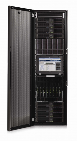 HP Integrity NonStop NB50000c BladeSystem à 정면, door 열린 상태, 키보드 및 모니터 포함