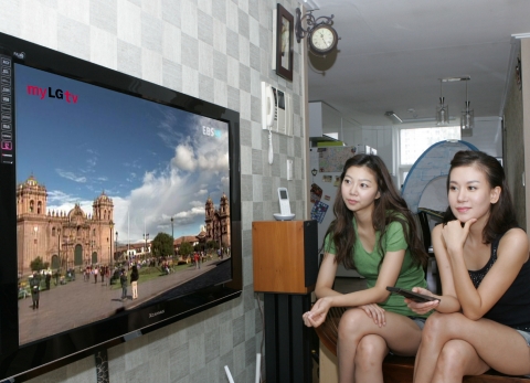 LG데이콤(대표 박종응) myLGtv는 지난 22일 안양, 군포, 광명, 의왕, 인천에서 IPTV 실시간 시험 방송을 시작한데 이어, 26일부터는 서울 강남, 강동, 송파, 서초구, 경기도 과천시로 대상 지역을 확대한다고 밝혔다. 사진은 안양에 거주하는 시험 방송 참여자 김** 씨(23세, 학생)가 친구와 함께 EBS 영어 교육 프로그램을 시청하는 모습.
