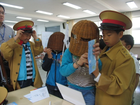 독립운동가와 일본군 역할체험을 하는 어린이들