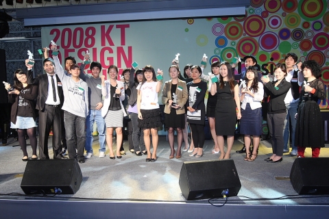 26일 광화문 KT아트홀에서 열린 ‘2008 KT 디자인페스티발’에 참가한 입상자 총 19개팀(명)이 수상 후 환한 미소를 짓고 있다.