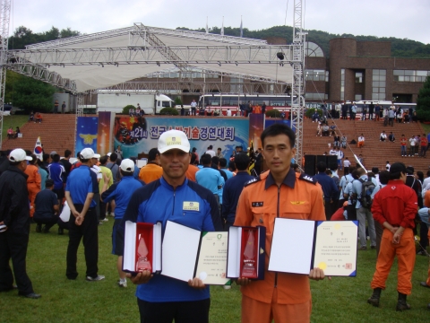 북부소방서 소방장 한일환 사진 오른쪽은 서부소방서 송영석 소방교